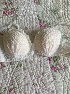 Cream Lace Push-Up Bra - Women Intimates & Sleepwear. Size 34/75.American 34AA